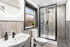 30 percent OFF - Exquisite 4 bed in Leeds - Sleeps 10