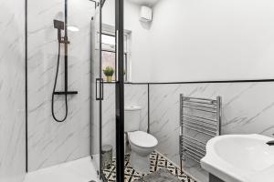 30 percent OFF - Exquisite 4 bed in Leeds - Sleeps 10