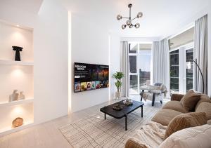 Luxury 2 BR Missoni Building Canal & Pool View