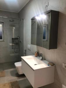 City & Canyon - Modern Comfort