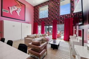 Broadway Girls in Downtown Nash, Walk to Broadway, Pool and Gym