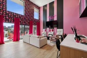 Broadway Girls in Downtown Nash, Walk to Broadway, Pool and Gym