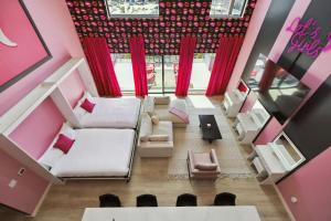 Broadway Girls in Downtown Nash, Walk to Broadway, Pool and Gym