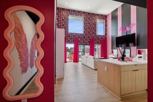 Broadway Girls in Downtown Nash, Walk to Broadway, Pool and Gym