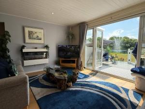 Luxury Kingfisher Lodge, Isis Lake, within the Cotswold Waterpark