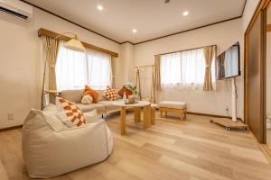 2BR Apartment Only 2 Stops to Shinjuku Includes Baby Essentials & Luggage Hold