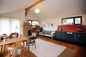 Holzhaus mit Kamin - Am Forellenfluss