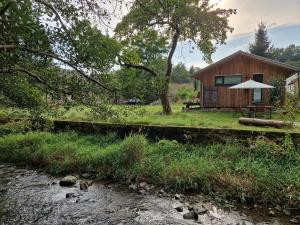 Holzhaus mit Kamin - Am Forellenfluss