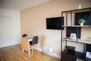 Charming Moulin Rouge Studio