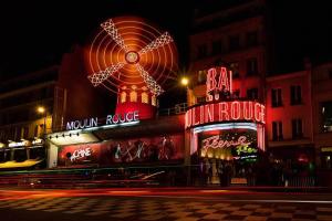 Charming Moulin Rouge Studio