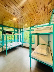 MeMooners Hostel & Riverside Cafe