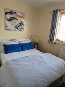 Cosy 2 Bedroom House Stevenage Old town Close to Train Station Free Parking Sleeps 4-6
