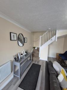 Cosy 2 Bedroom House Stevenage Old town Close to Train Station Free Parking Sleeps 4-6