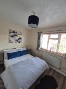 Cosy 2 Bedroom House Stevenage Old town Close to Train Station Free Parking Sleeps 4-6