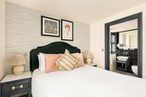 Queen Suite room in Hotel Indigo London - Kensington an IHG Hotel