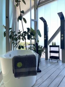 Hightech deluxe master suite and pool access