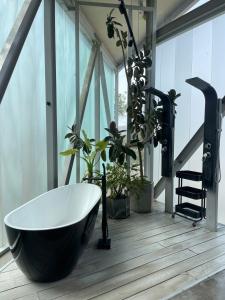 Hightech deluxe master suite and pool access