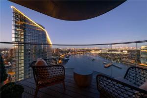18th Floor Double Bedroom with Views of River Thames