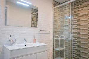 Apartment with Balcony on Calle Santa Engracia Temporal SEN1692