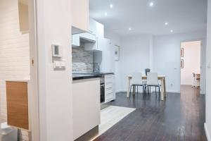 Apartment with Balcony on Calle Santa Engracia Temporal SEN1692