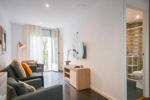 Apartment with Balcony on Calle Santa Engracia Temporal SEN1692