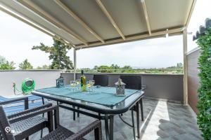 Four 4Season - Beach Access & Amazing View Retreat in Nea Makri