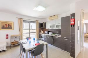 Sliema - Private Terrace, mins walk to Balluta Bay Beach by QuickTrips