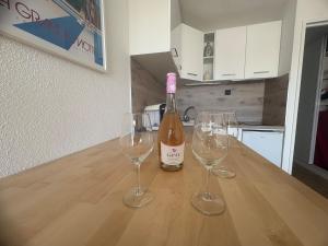 Couchant Cosy studio, terrasse couverte face à la mer, clim, parking, wifi