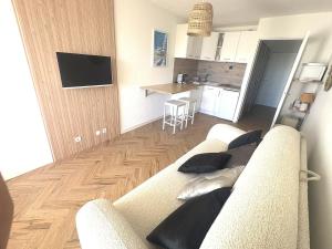 Couchant Cosy studio, terrasse couverte face à la mer, clim, parking, wifi