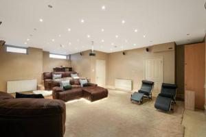 8 Bed Chigwell Mansion, Event Hall, Cinema and NightClub