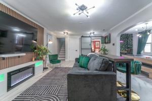 Pool Table, Arcade, Darts, 3 Car Garage, Sleeps 20