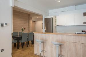 Delightful Stylish Two Bedroom Condo in Hip Area of Central Athens