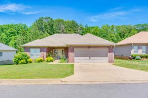 11 Mi to Dtwn Little Rock Home with Large Deck!