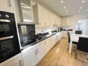5 bed house in Medway sleeps 12