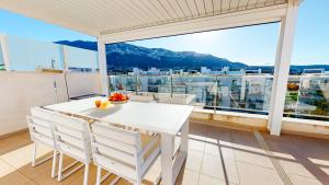 Atico Buen Vivir con gran terraza y vistas espectaculares en Marina Real II Denia by Family Homes Rentals