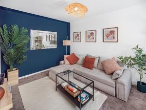 Chic Riverside Retreat Salford 4bd free parking