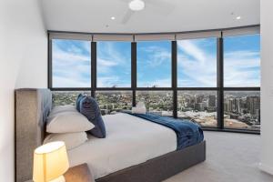 Luxurious 2 Bed Apartment with Pool, Sauna & Gym