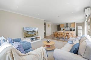 Sunny and roomy coastal getaway