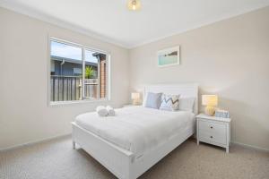 Sunny and roomy coastal getaway