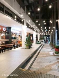 PALMTREE NEWPORT AND AIRPORT STAYCATION by MRMCONDOTEL