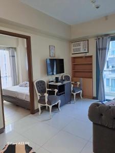 PALMTREE NEWPORT AND AIRPORT STAYCATION by MRMCONDOTEL