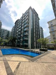 PALMTREE NEWPORT AND AIRPORT STAYCATION by MRMCONDOTEL