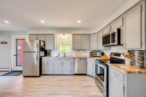 8 Mi to Jay Peak Resort: Scenic Retreat w Deck