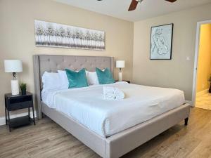 Downtown! 2BD City view Onsite Parking King LM809