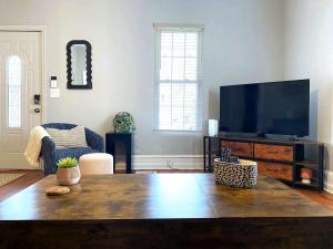 Orange Crush Cottage- Downtown Beaches & Dining