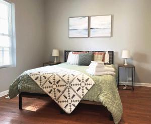 Orange Crush Cottage- Downtown Beaches & Dining