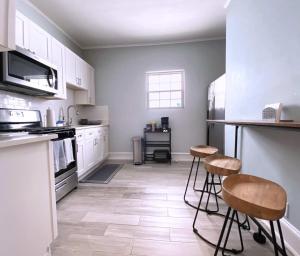 Orange Crush Cottage- Downtown Beaches & Dining