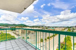 1 Mi to The Island in Pigeon Forge Condo with Pool