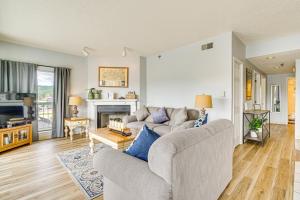 1 Mi to The Island in Pigeon Forge Condo with Pool