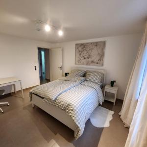Esmeralda Ferienwohnung mit Sonnenterrasse & großem Parkplatz